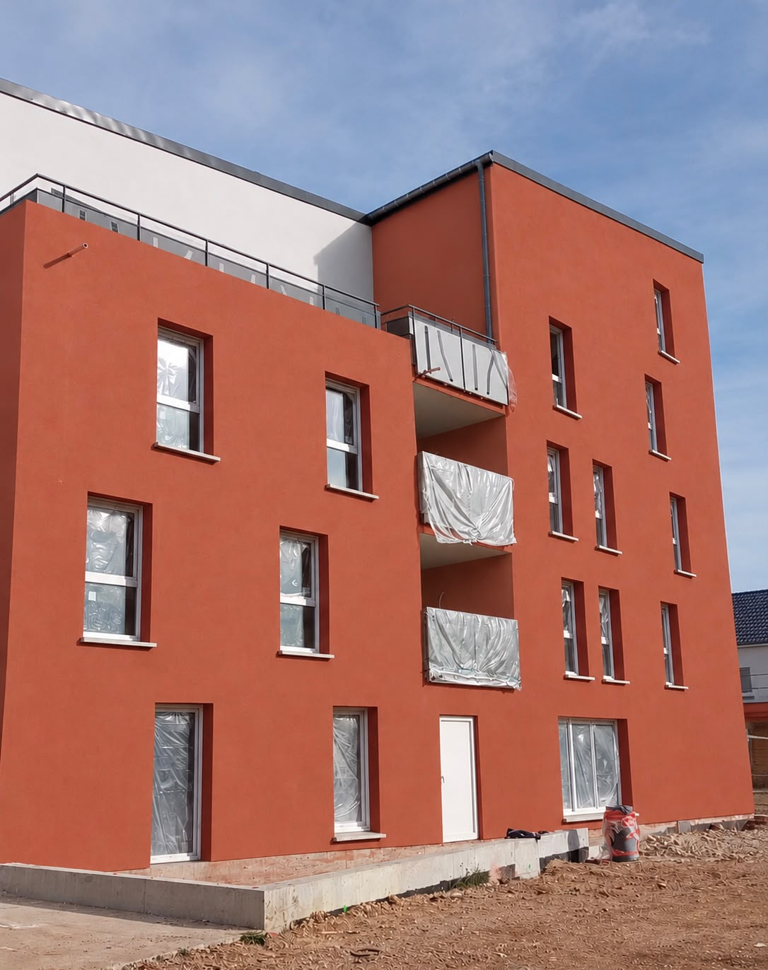 Façade rouge et blanche d’un bâtiment à Mondelange